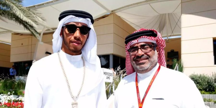 Lewis Hamilton (l) posiert mit dem Geschäftsführer der Rennstrecke in Bahrain: Prinz Salman bin Hamad bin Isa Al Khalifa. Foto: picture alliance / dpa