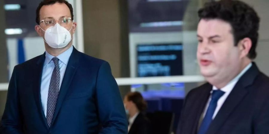 Jens Spahn (L) und Hubertus Heil Ende Januar während einer Pressekonferenz im Bundestag. Foto: Bernd von Jutrczenka/dpa