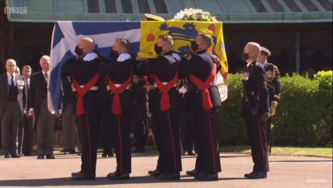 Prinz Philips Sarg wird in die St. George's Chapel getragen. philip