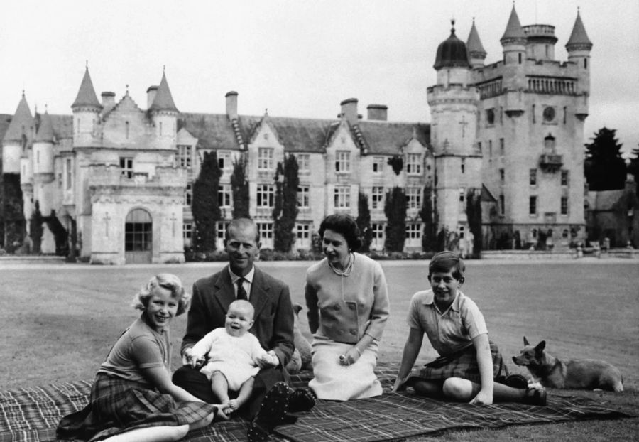 Prinz Philip und Queen Elizabeth II. vor dem Balmoral Castle mit ihren drei Kindern Anne (l.), Andrew (M) und Charles (r.) 1960.