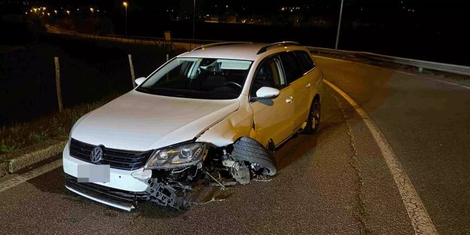 Auto prallt in Windisch AG in Leitplanke. leitplanke windisch ag