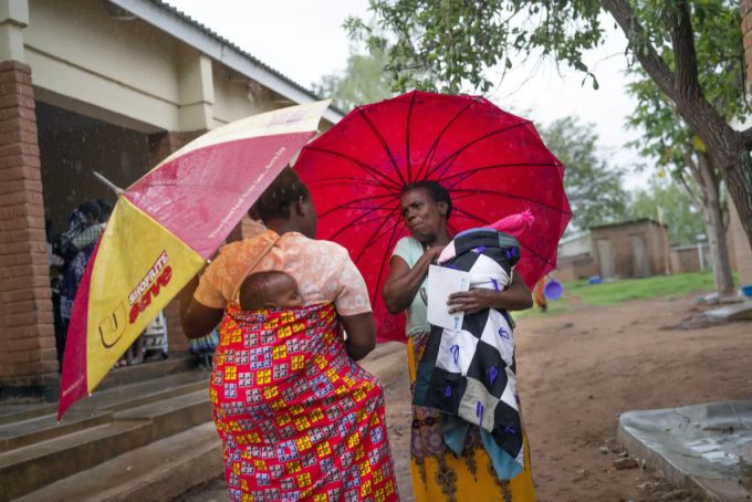 Zwei Mütter in Malawi. Malaria ist in Afrika eine häufige Todesursache bei Kindern. (Symbolbild) Malaria