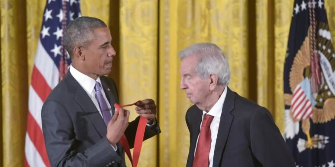 McMurtry (r.) bei einer Auszeichnung durch Barack Obama 2015. larry mcmurtry