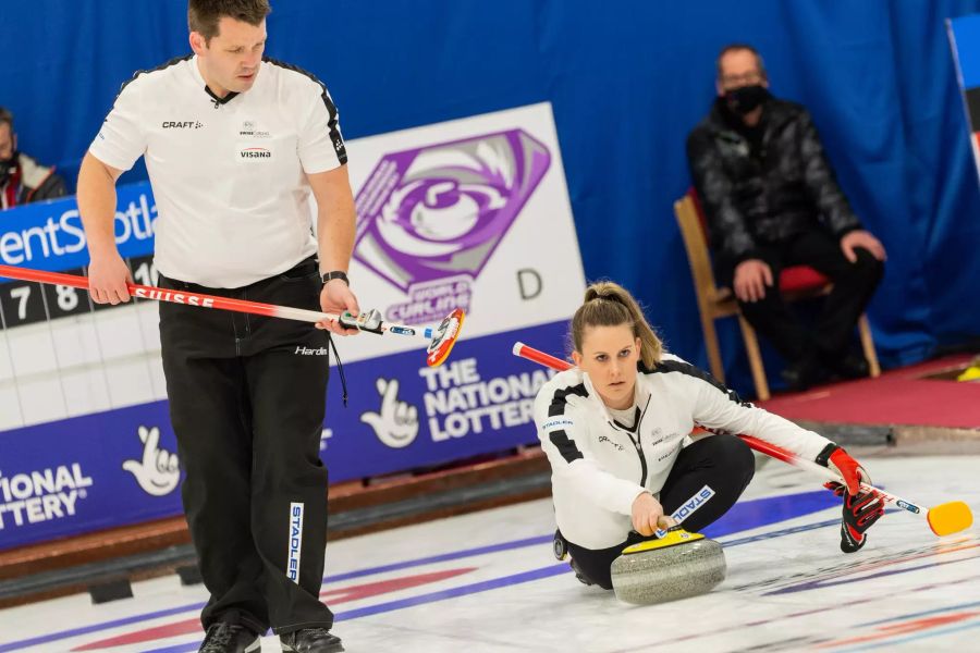 Das Schweizer Duo Jenny Perret und Martin Rio bezwingt England zum Auftakt.