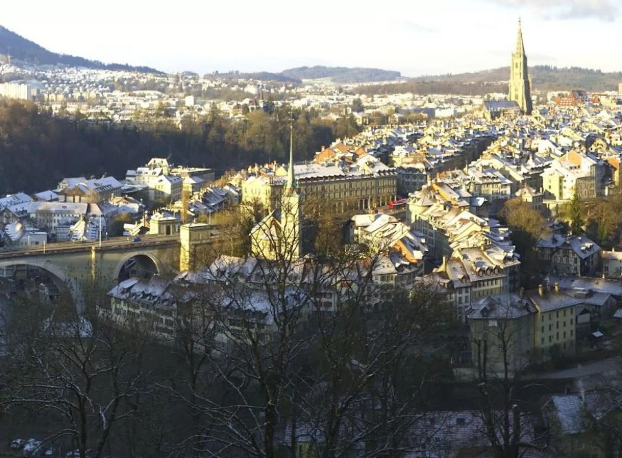 Ein weisser Schaum bedeckte am Dienstagmorgen die Dächer der Berner Altstadt.