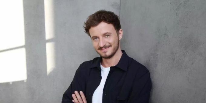 Tommi Schmitt ist Gastgeber der neuen ZDFneo-Show «Studio Schmitt». Foto: Joachim Gern/ZDF/dpa Tommi Schmitt ist Gastgeber der neuen ZDFneo-Show «Studio Schmitt». Foto: Joachim Gern/ZDF/dpa