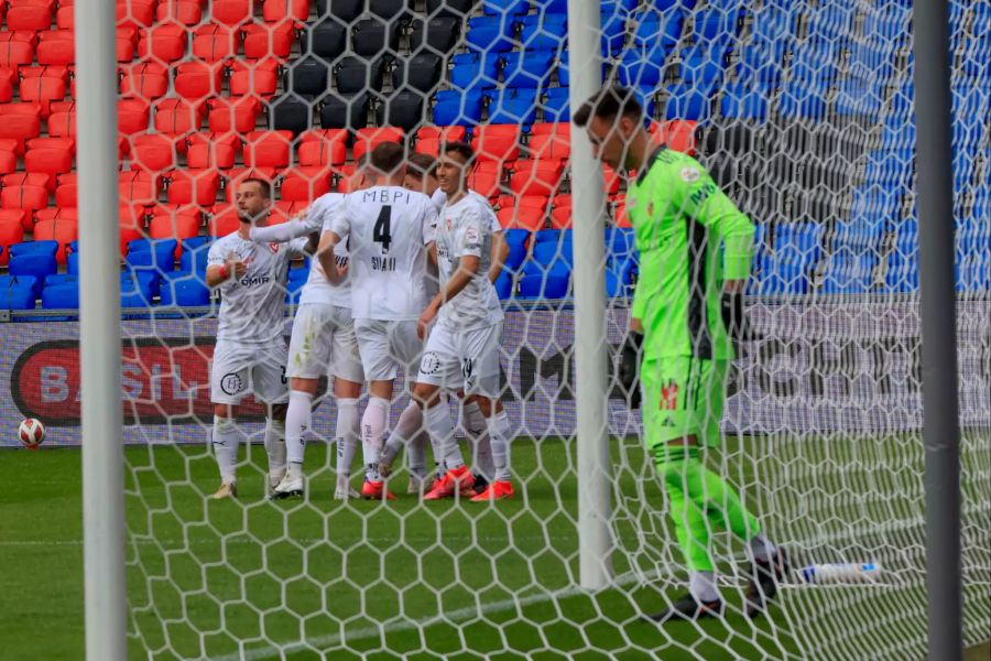 Die Vaduzer bejubeln den Führungstreffer im Spiel gegen den FC Basel.