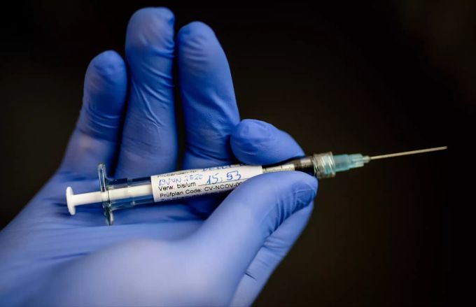 Ein Mann hält im Institut für Tropenmedizin an der Uniklinik Tübingen eine Curevac-Spritze in der Hand. Schweiz curevac Impfstoff-Studie