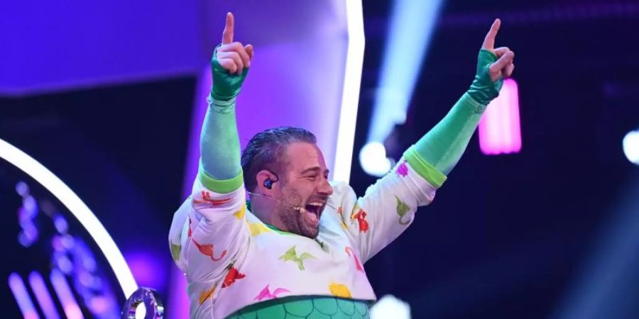 Der Dino lebt: Sasha jubelt im Finale der ProSieben-Show «The Masked Singer». Foto: Willi Weber/ProSieben/dpa