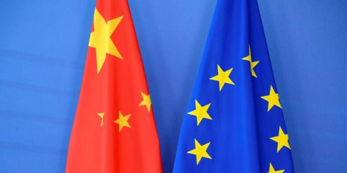 Flaggen von China und der EU Flaggen von China und der EU