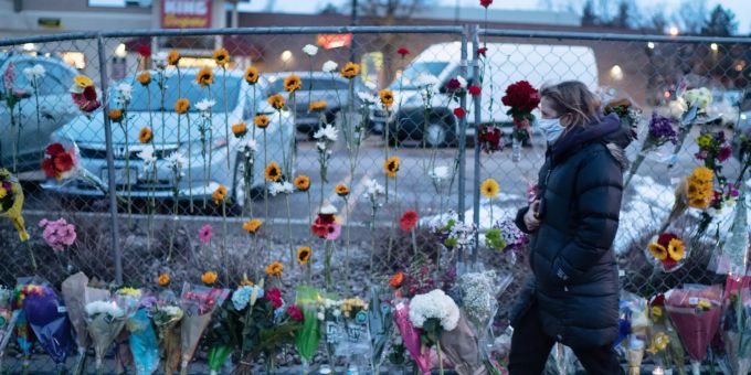 In Colorado legen Menschen Blumen in Andenken an die 10 Toten hin. Aftermath of mass shooting in Colorado