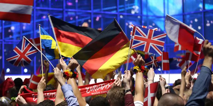 Fans schwenken Nationalflaggen vor Beginn des grossen Finales des 59. Eurovision Song Contest (ESC)in Kopenhangen. Dieses Jahr fand er in Rotterdam statt. (Archiv) esc