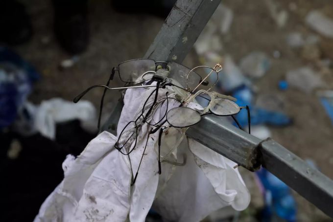 Brillen und weitere Gegenstände liegen auf Stufen in der jüdisch-orthodoxen Pilgerstätte auf dem Berg Meron verstreut. Massenpanik Israel