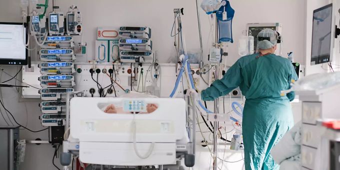 Eine Intensivpflegerin versorgt auf der Intensivstation am Klinikum Braunschweig einen an Covid-19 erkrankten Patienten. Foto: Ole Spata/dpa Coronavirus