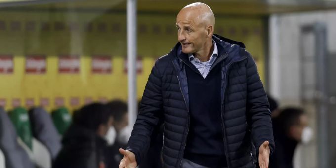 St. Gallens Trainer Peter Zeidler muss vorerst auf zwei Profis verzichten, die sich mit Corona infiziert haben. Zeidler FC St.Gallen