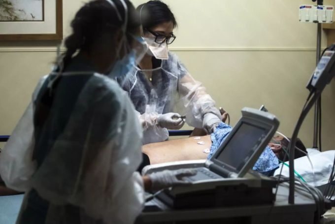 Pflegepersonal behandelt einen Covid-19-Patienten in einem Spital in San Diego, Kalifornien. Coronavirus Kalifornien
