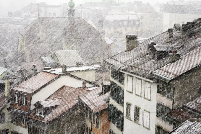 Dank Strum Petra schneite es am Dienstag teilweise sogar im Flachland wie hier in Lausanne. Sturm Petra Böen Schnee