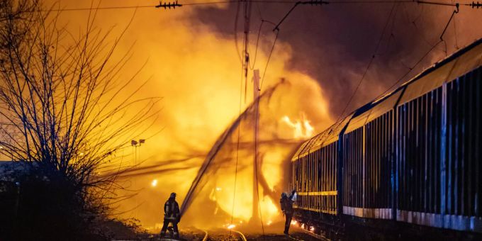 Brand in Lagerhalle - Pendlerverkehr rund um Dietikon ZH gestört