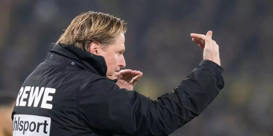 Agiert mit hartem Kinn und Mut: Kölns Trainer Markus Gisdol gestikuliert. Foto: Bernd Thissen/dpa