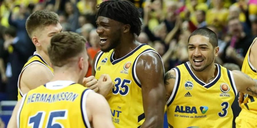 Haben mit einem Kraftakt Zenit St. Petersburg besiegt: Die Spieler von ALBA Berlin jubeln. Foto: Andreas Gora/dpa