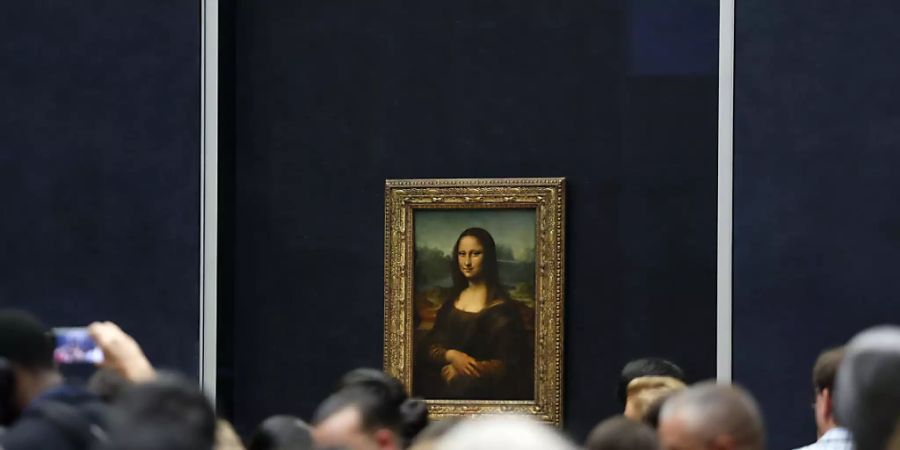 Touristen vor Leonardo da Vincis berühmtem Gemälde «Mona Lisa» im Museum Louvre in Paris. (Archivbild)