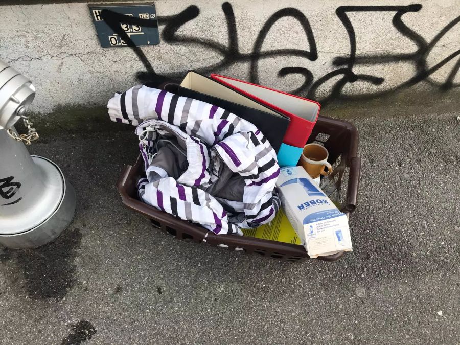 Die Gegenstände werden oft gut sichtbar auf dem Trottoir platziert.