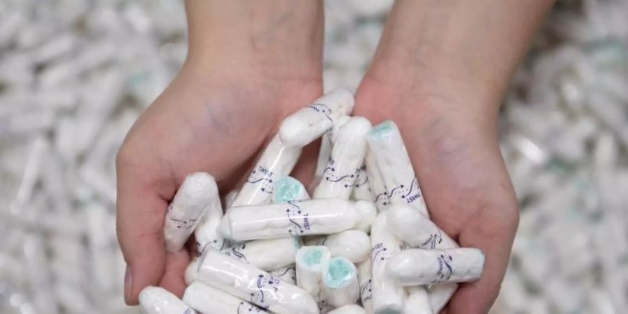 Nach dem Preisrutsch bei Tampons zum Jahreswechsel in Folge der Mehrwertsteuersenkung gibt es Verwirrung um geplante Preiserhöhungen der Hersteller. Foto: Sebastian Kahnert/zb/dpa