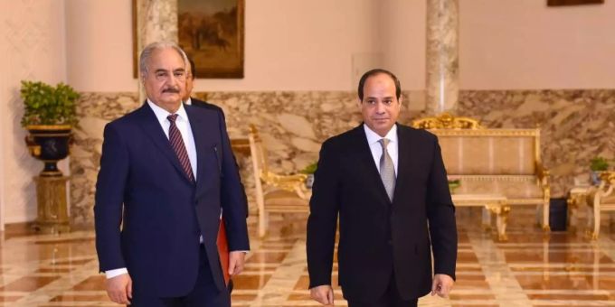 Ägyptens Präsident Abdel Fattah al-Sisi (r) mit General Chalifa Haftar. Foto: -/Egyptian Presidency/dpa Ägyptens Präsident Abdel Fattah al-Sisi (r) mit General Chalifa Haftar. Foto: -/Egyptian Presidency/dpa