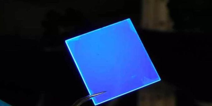 ETH-Forschende beschichteten eine Glasplatte mit mehreren Schichten extrem dünner Halbleiter-Nanoplättchen, getrennt durch eine Isolierschicht. Mit UV-Licht beschienen, sendet die Scheibe blaues Licht aus - und das energieeffizienter als die herkömmliche QLED-Technologie. ETH-Forschende beschichteten eine Glasplatte mit mehreren Schichten extrem dünner Halbleiter-Nanoplättchen, getrennt durch eine Isolierschicht. Mit UV-Licht beschienen, sendet die Scheibe blaues Licht aus - und das energieeffizienter als die herkömmliche QLED-Technologie.