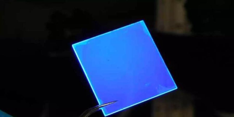 ETH-Forschende beschichteten eine Glasplatte mit mehreren Schichten extrem dünner Halbleiter-Nanoplättchen, getrennt durch eine Isolierschicht. Mit UV-Licht beschienen, sendet die Scheibe blaues Licht aus - und das energieeffizienter als die herkömmliche QLED-Technologie.