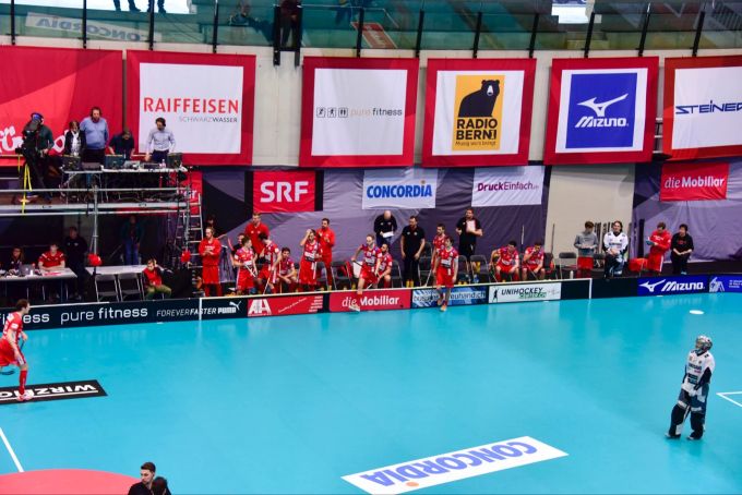 Auch die Mitspieler fiebern mit.