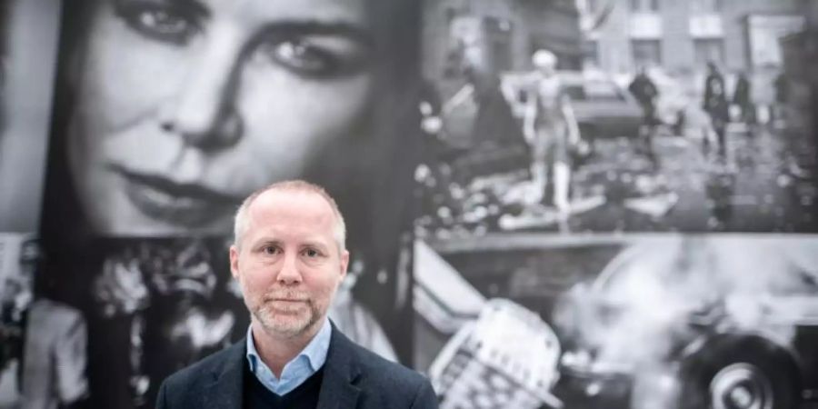 Felix Krämer, Generaldirektor im Museum Kunstpalast, in der Lindbergh-Ausstellung. Foto: Fabian Strauch/dpa