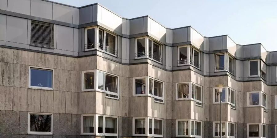 Das Hanns-Lilje Altersheim. Im Hanns-Lilje-Heim in Wolfsburg sind zwölf Menschen nach einer Infektion mit dem Coronavirus gestorben. Foto: Ole Spata/dpa
