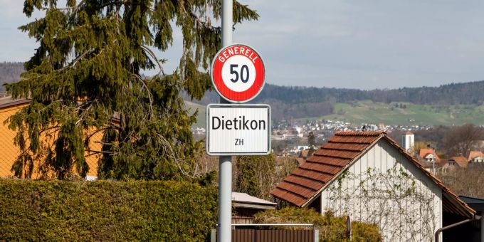 Ortsschild von Dietikon. Ortsschild von Dietikon.