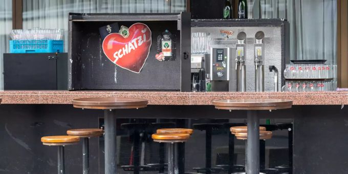 Eine leere Bar. Die Region Paznauntal mit dem Touristenort Ischgl steht in Österreich neben weiteren Orten wegen einer erhöhten Zahl von Coronavirus-Fällen in der Kritik Coronavirus - Österreich