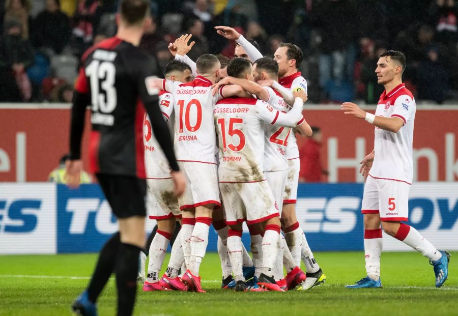 Die Spieler der Fortuna Düsseldorf bejubeln das 3:0 durch Karaman.