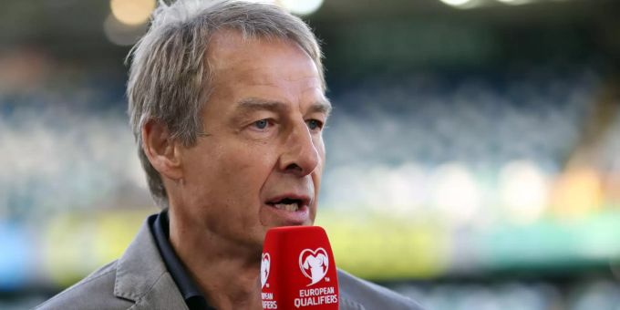Der damalige RTL TV-Experte Jürgen Klinsmann spricht während eines Nationalmannschaftsspiels des DFB. Jürgen Klinsmann