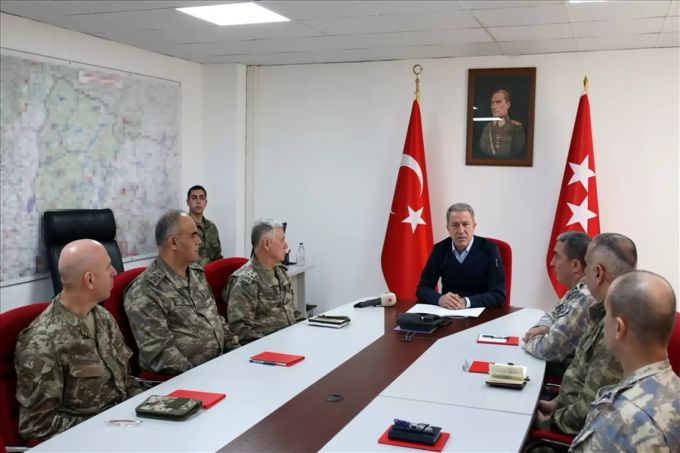 Hulusi Akar (M), Verteidigungsminister der Türkei, führt den Vorsitz bei einem Militärtreffen auf dem Gelände des taktischen Kommandos in der Grenzprovinz Hatay. Foto: Turkish Defence Ministry Konflikt in Syrien - Türkei