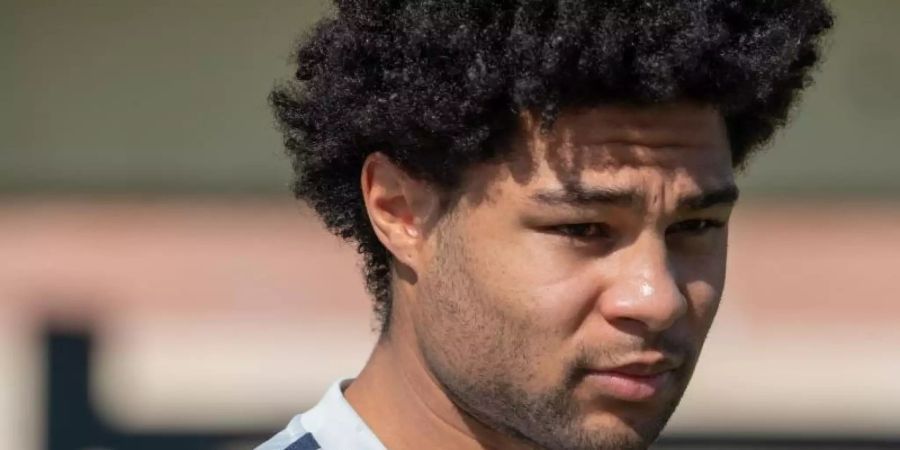 Konnte nach Achillessehnenproblemen wieder an Übungseinheiten teilnehmen: Serge Gnabry. Foto: Peter Kneffel/dpa