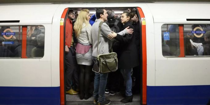 Die U-Bahn in London ist prall gefüllt. u-bahn