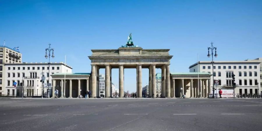 Selbst zur Hauptverkehrszeit ist die Ebertstrasse vor dem Brandenburger Tor leer. Foto: Annette Riedl/dpa