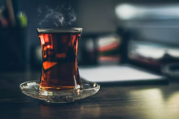 Eine heisse Tasse Tee am Abend beruhigt. Tee