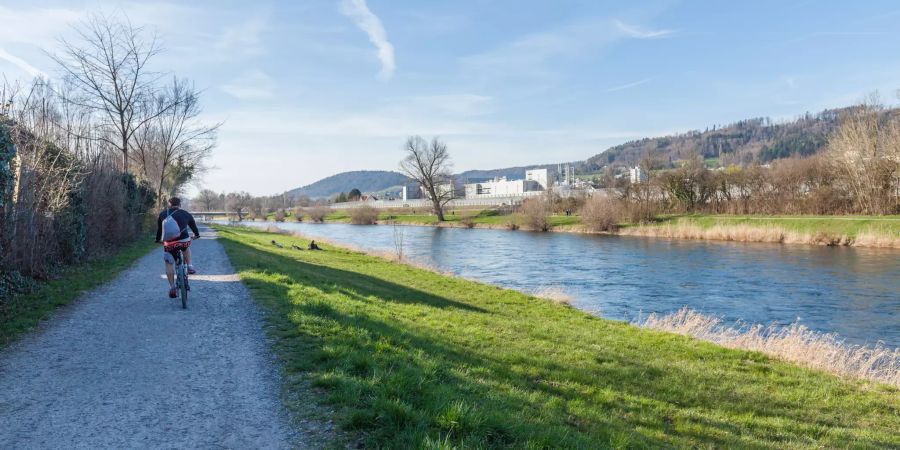 Ein Velofahrer am Flussufer der Limmat in Schlieren.