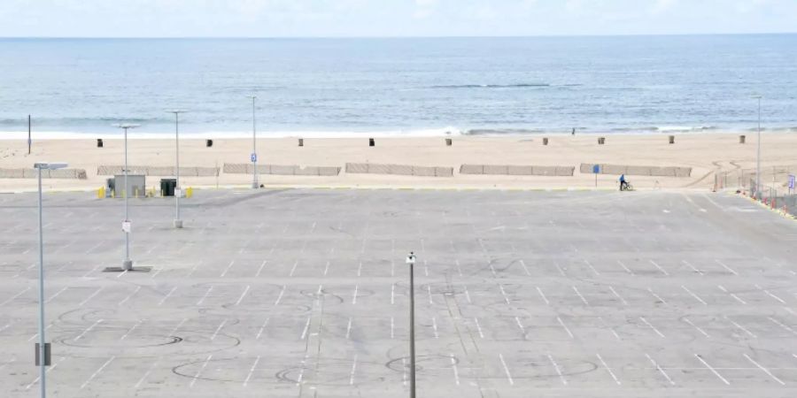 Radfahrer am leeren Strand von Santa Monica