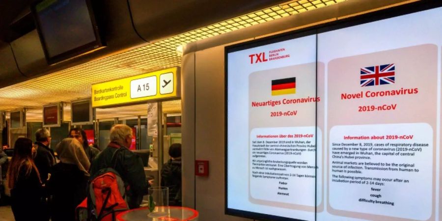 Passagiere am Flughafen Berlin-Tegel