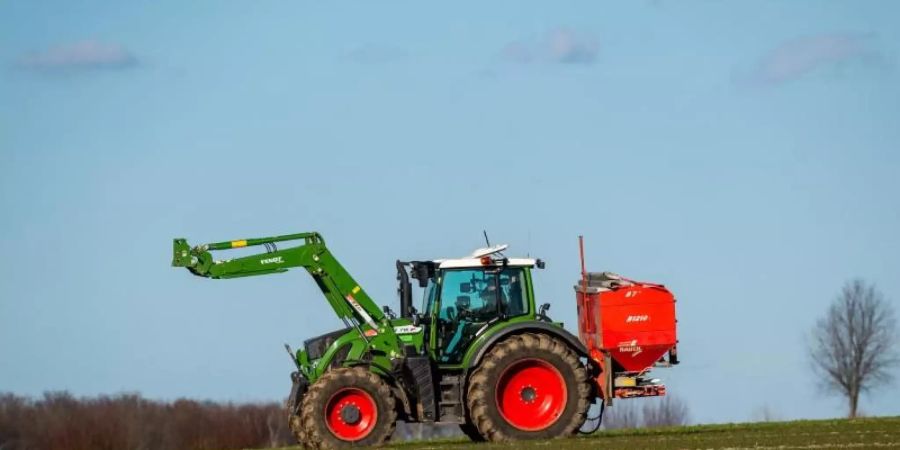 Bundesländer und Bauern dürfen für die Umsetzung strengerer Dünge-Vorschriften zum Schutz des Grundwassers auf mehr Zeit hoffen. Foto: Philipp Schulze/dpa