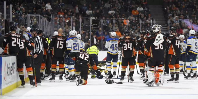 Schock in der NHL - Verteidiger bricht auf Bank zusammen – Spielabbruch
