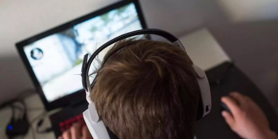 Bei einer Therapie gegen Computersucht geht es unter anderem um die Vermittlung von Medienkompetenz. Foto: Lino Mirgeler/dpa/Illustration