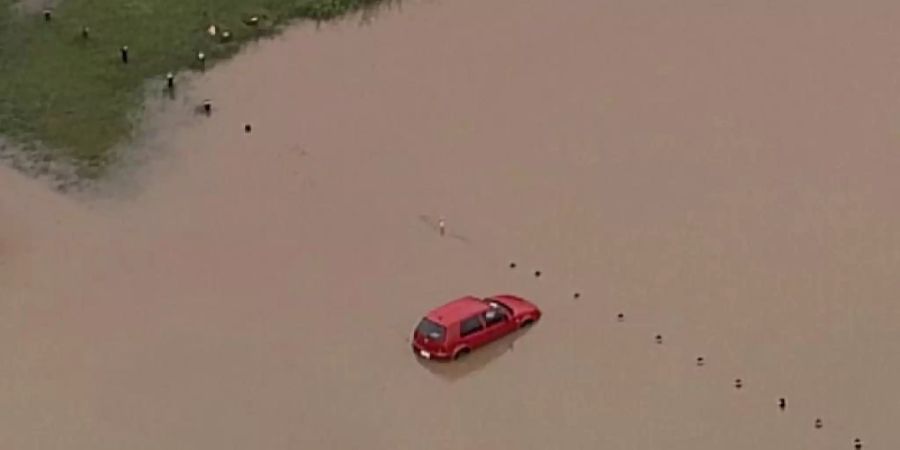 Im australischen Bundesstaat Queensland überflutete der Regen Autobahnen und Strassen. Foto: -/Australian Broadcasting Corporation, Channel 7, Channel 9/AP/dpa