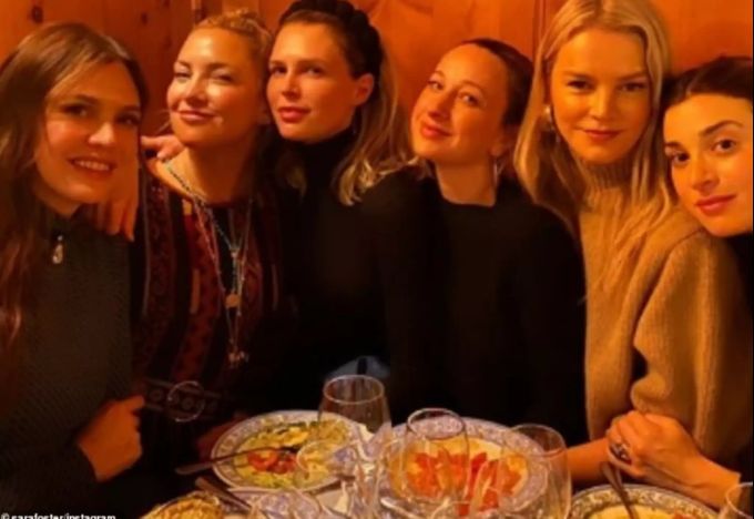 Jennifer Meyer, Kelly Sawyer, Jamie Mizrahi und Kate Hudson wurden in einem Instagram-Post von Sara Foster getaggt. St. Moritz
